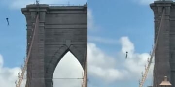 Insólito salto en Nueva York: escala el Puente de Brooklyn y cae al East River