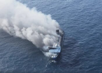 ¡Infierno en altamar! Ferry arde con 271 personas a bordo en Indonesia