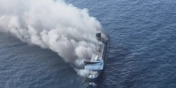 ¡Infierno en altamar! Ferry arde con 271 personas a bordo en Indonesia