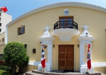 México retoma su embajada en Perú y reemplaza la bandera de Brasil