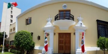 México retoma su embajada en Perú y reemplaza la bandera de Brasil