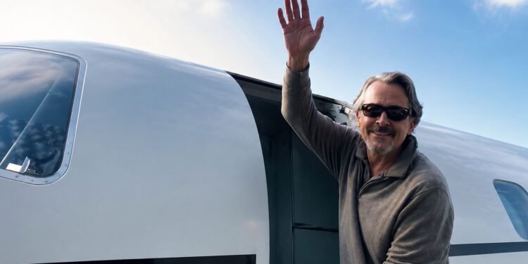 ¿Qué hará Miguel Bosé en Colombia? El cantante viaja al país tras el terremoto de 7.4