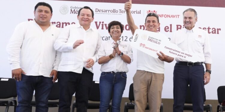 Las llaves de una nueva vida: entregan 208 viviendas en Kanasín