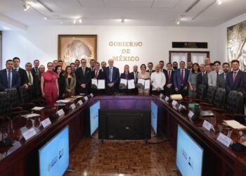 Gasolina seguirá debajo de 24 pesos; Sheinbaum formaliza acuerdo con gasolineros
