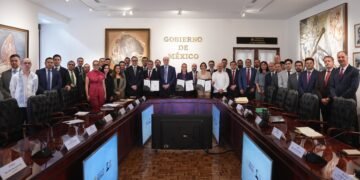 Gasolina seguirá debajo de 24 pesos; Sheinbaum formaliza acuerdo con gasolineros