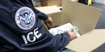 ICE quiere guantes con descargas eléctricas; gastaría hasta 20 mdd