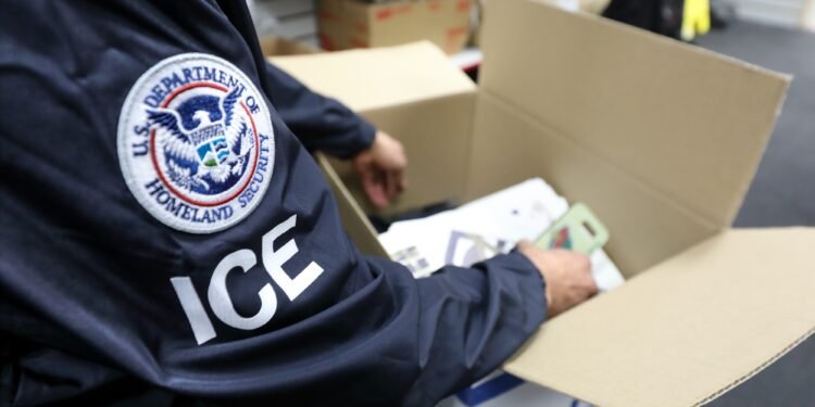 ICE quiere guantes con descargas eléctricas; gastaría hasta 20 mdd