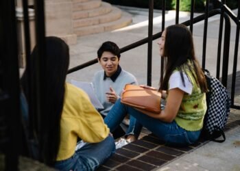 ¿Tu hijo no quedó inscrito en la prepa? Buscan a miles de estudiantes antes de que abandonen la escuela