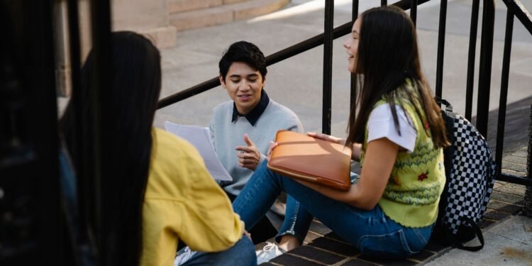 ¿Tu hijo no quedó inscrito en la prepa? Buscan a miles de estudiantes antes de que abandonen la escuela