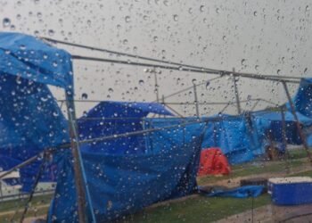 ¡El viento se lleva todo! Tormenta arranca toldos en pleno tianguis de Mulsay