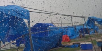 ¡El viento se lleva todo! Tormenta arranca toldos en pleno tianguis de Mulsay