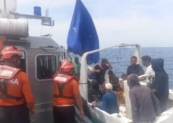 Rescate en aguas de Yucatán; Marina pone a salvo a 12 adultos y cuatro menores
