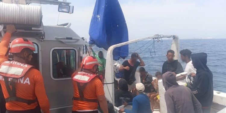 Rescate en aguas de Yucatán; Marina pone a salvo a 12 adultos y cuatro menores