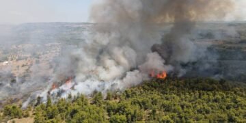 ¡Tragedia en pleno combate al fuego! Chocan dos helicópteros durante incendio en Grecia; primer ministro confirma dos muertos