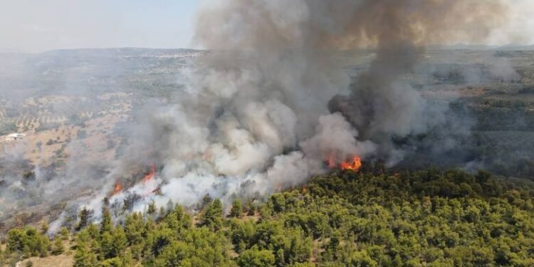 ¡Tragedia en pleno combate al fuego! Chocan dos helicópteros durante incendio en Grecia; primer ministro confirma dos muertos