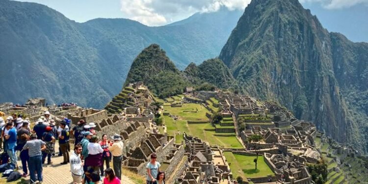 ¿Está en peligro Machu Picchu? Sobrecarga turística amenaza la conservación de la ciudad inca