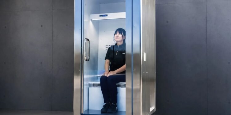 ¿Un “refrigerador humano”? Japón lanza cabina para combatir los golpes de calor