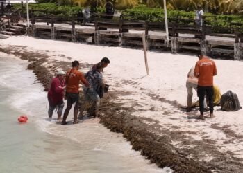 ¡Momentos de tensión en Progreso! Corriente arrastra a dos bañistas y Marina los rescata