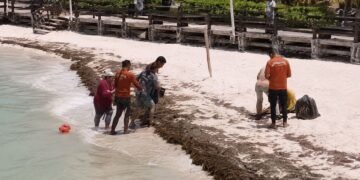 ¡Momentos de tensión en Progreso! Corriente arrastra a dos bañistas y Marina los rescata