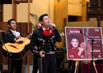 ¿Ya la tienes? Juan Gabriel llega a las estampillas de Correos de México