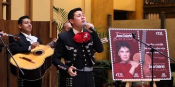 ¿Ya la tienes? Juan Gabriel llega a las estampillas de Correos de México