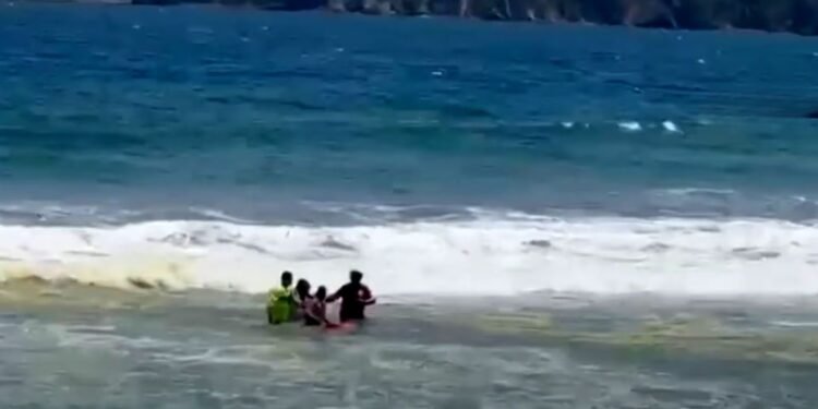 ¿Cómo salvaron a un joven de ahogarse? personal naval evitó una tragedia