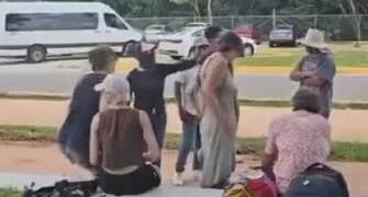 Video causa indignación: expulsan a turistas de una sombra en Chichén Itzá