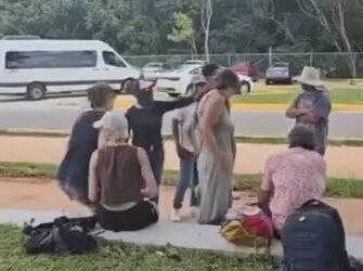 Video causa indignación: expulsan a turistas de una sombra en Chichén Itzá