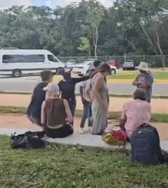 Video causa indignación: expulsan a turistas de una sombra en Chichén Itzá