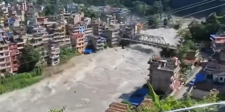 ¡El agua lo arrasó todo! Nepal enfrenta una de sus peores tragedias