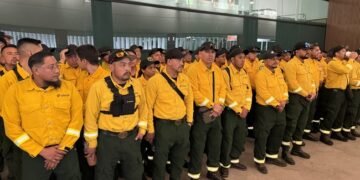 ¡Van al frente del fuego! México refuerza apoyo a Canadá con más brigadistas
