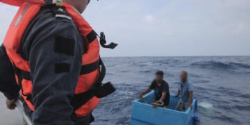 ¡Milagro en altamar! Rescatan a pescadores que sobrevivieron cinco días sobre una hielera