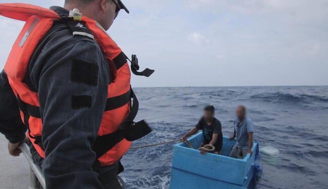¡Milagro en altamar! Rescatan a pescadores que sobrevivieron cinco días sobre una hielera