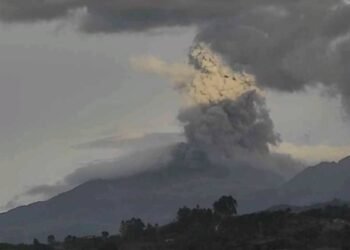 ¡Alerta en Colombia! Puracé lanza ceniza mientras el país enfrenta terremoto