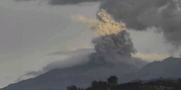 ¡Alerta en Colombia! Puracé lanza ceniza mientras el país enfrenta terremoto
