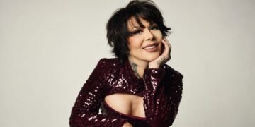 Alejandra Guzmán prende las alarmas: se le “zafa” la cadera en pleno concierto