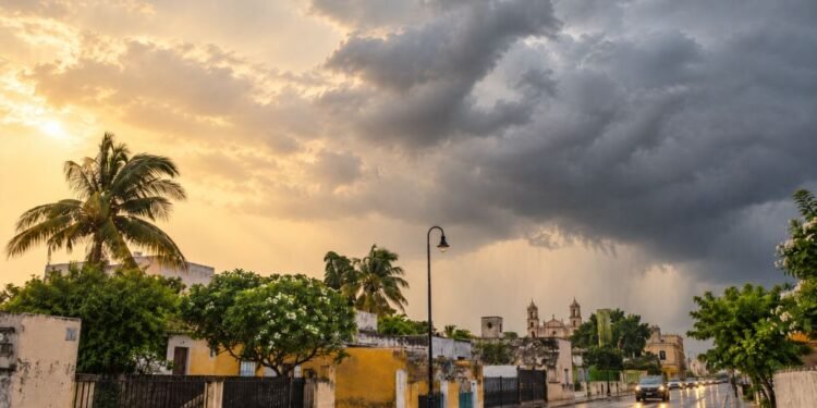 Se disipa el polvo del Sahara y vuelve la lluvia a Yucatán; dos ondas tropicales se acercan