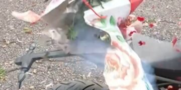 ¿Regalo o trampa? Paquete con flores explota a motociclista de aplicación
