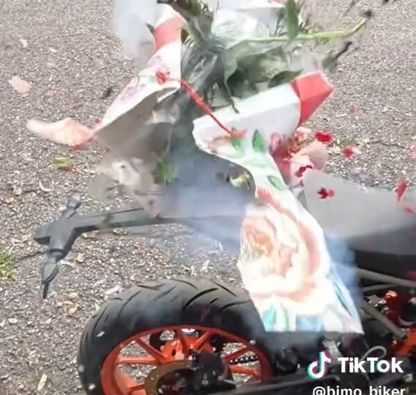 ¿Regalo o trampa? Paquete con flores explota a motociclista de aplicación