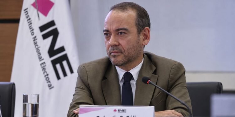 INE hace relevo exprés: Roberto Carlos Félix asume la Secretaría Ejecutiva tras la renuncia de Claudia Arlett Espino