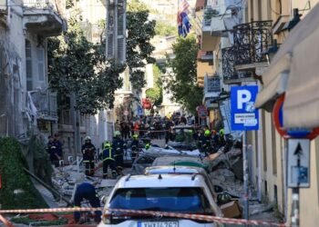 ¿Qué pasó en Atenas? Fuerte explosión sacude zona turística y colapsa edificio