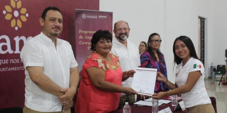 21 guías turísticos concluyen formación cultural en Izamal