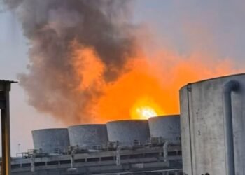 Fuego en La Cangrejera: llamas visibles a la distancia moviliza a Pemex
