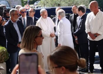 El Papa León XIV entra al hospital por una interversión programada que busca extirparle un nódulo pulmonar.