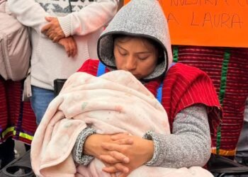 Fueron por vacunas al hospital y terminaron separados de su bebé