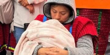 Fueron por vacunas al hospital y terminaron separados de su bebé