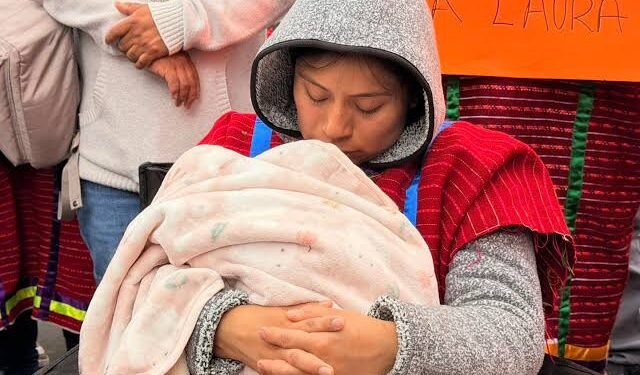 Fueron por vacunas al hospital y terminaron separados de su bebé