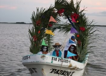 ¡Las ánimas llegan a la costa! Prepara un festival entre leyendas y altares