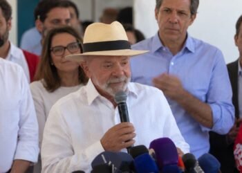 ¿Lula o Flávio Bolsonaro? Brasil cierra urnas y arranca el conteo decisivo