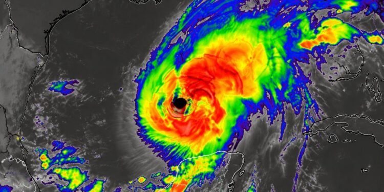 ¡Isaías amenaza con subir a categoría 2! Advierten lluvias intensas en Yucatán